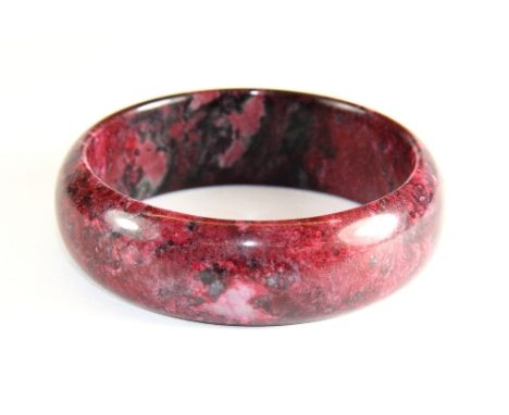 A mixed colour hardstone bangle (Internal Dia 6.2cm)