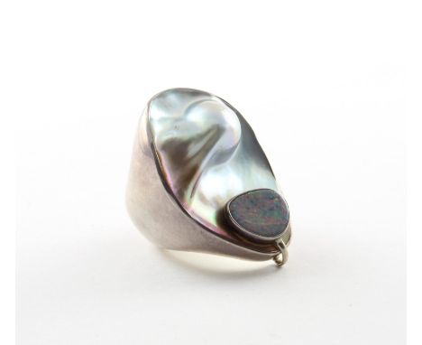 RING, 925/ooo Silber, besetzt mit einem Opal, RG 59, 36,9g 