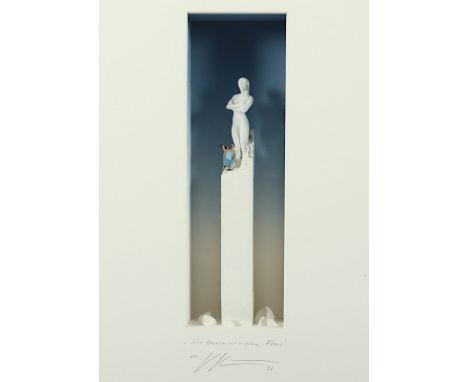 KÜHN, Volker, "Wir bauen uns eine Frau", Multiple (bemalte Skulptur), 25 x 8 (Sichtfenster), bez. ea., betitelt, handsigniert
