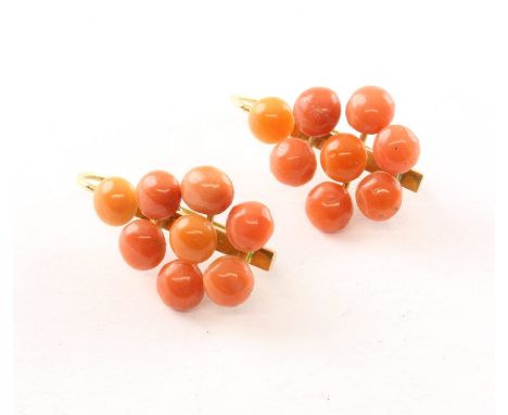 PAAR KORALLOHRHÄNGER, 750/ooo Gelbgold, besetzt mit kleinen Korallbuttons, L 2,7, 6,7g, Juwelier-Handarbeit, ein Button besch