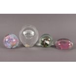 vier Paperweights, u.a. Holmegaard und Kosta Boda