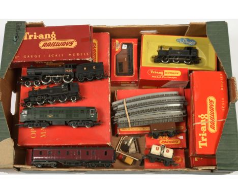 Tri-ang and Hornby OO Rolling stock and Accessories - R23 Operating Royal Mail Coach set, R71 Footbridge, R124 Brake van, Loc