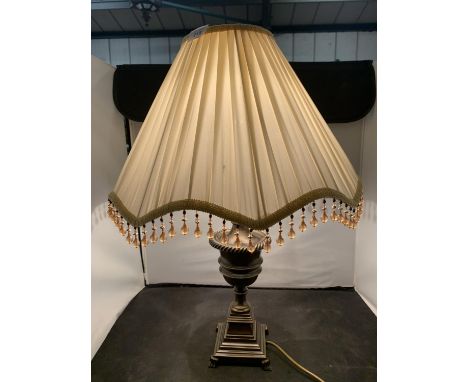 A BRASS EFFECT TABLE LAMP WITH BEADED SHADE (60 CMS HIGH ) 