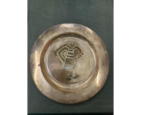 A VINTAGE MEXICAN PLUMA AZTECA SILVER PLATED ABSTRACT PLATE STAMPED 17.5CM 