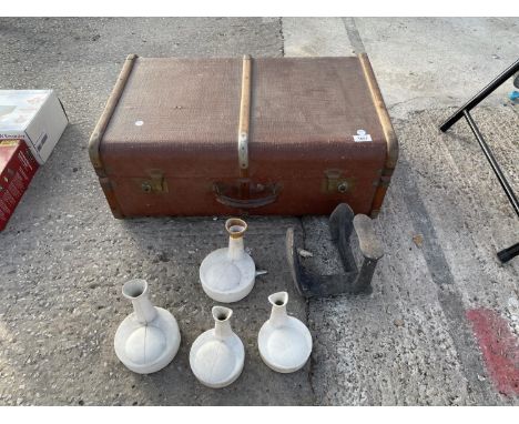 A VINTAGE TRAVEL TRUNK AND AN ASSORTMENT OF OTHER ITEMS 