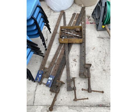 A QUANTITY OF SASH CLAMPS AND AN ASSORTMENT OF DRILL BITS 