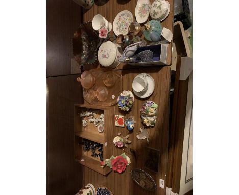 A LARGE ASSORTMENT OF DRESSING TABLE ITEMS TO INCLUDE PERFUME BOTTLES AND TRINKET BOXES TO ALSO INCLUDE DOLLS HOUSE CERAMICS 