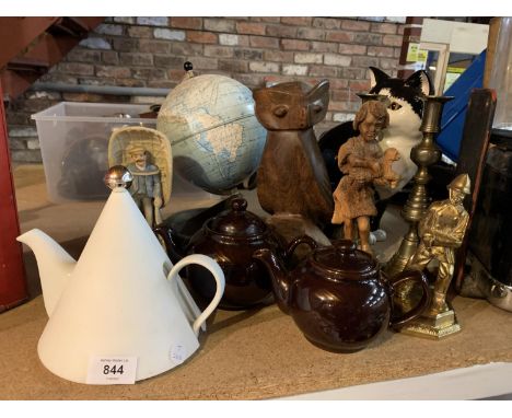 A SELECTION OF VARIOUS COLLECTABLES TO INCLUDE A PAIR OF BRASS CANDLESTICKS, A GLOBE, A LARGE CERAMIC CAT ETC 