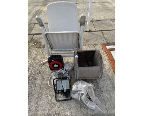 AN ASSORTMENT OF ITEMS TO INCLUDE A VINTAGE WOODEN BARRELL, A WORK LIGHT AND EXTENSION LEADS ETC 