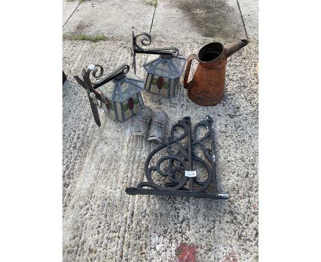 AN ASSORTMENT OF VINTAGE ITEMS TO INCLUDE AN OIL CAN, MOLE TRAPS AND DECORATIVE LIGHT FITTINGS 