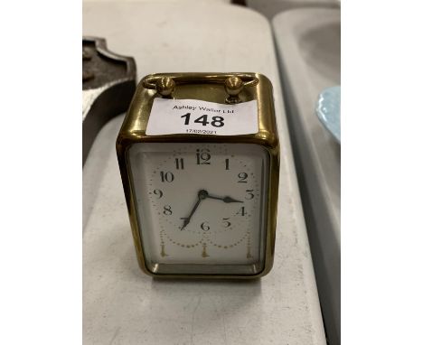 A MINIATURE BRASS CARRIAGE CLOCK IN WORKING ORDER H: 7.5CM 