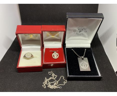 MANCHESTER UNITED MEMORABILLIA IN PRESENTATION BOXES TO INCLUDE A SILVER RING, SILVER PENDANT AND A STAINLESS STEEL PENDANT A