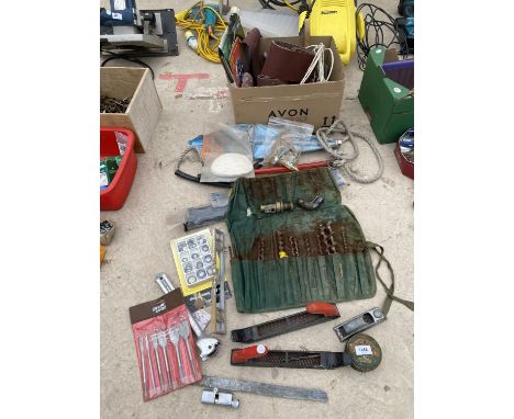 AN ASSORTMENT OF VINTAGE HAND TOOLS TO INCLUDE DRILL BITS, PLANES AND WIRE BRUSHES ETC 