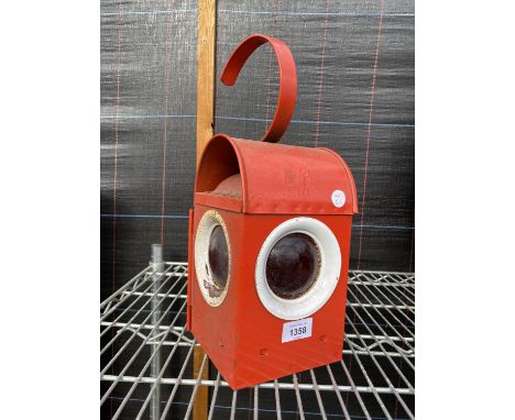 A VINTAGE ROADSIDE WARNING LAMP 