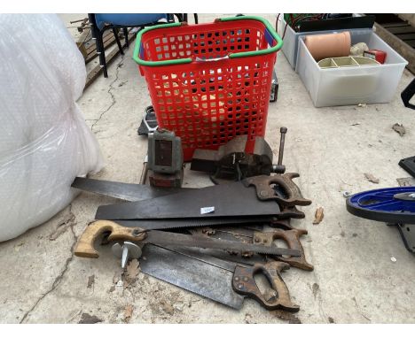 AN ASSORTMENT OF VINTAGE ITEMS TO INCLUDE SAWS, A BENCH VICE AND A STICK SEAT ETC 