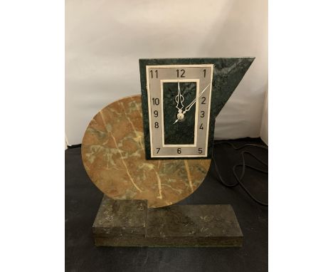 AN ELECTRIC ART DECO STYLE SHELF CLOCK (H: 28CM) 