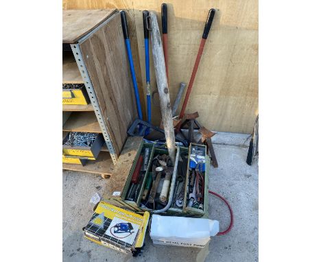 A LARGE QUANTITY OF VINTAGE TOOLS TO INCLUDE A METAL TOOL BOX WITH CONTENTS AND GARDEN SHEARS ETC 