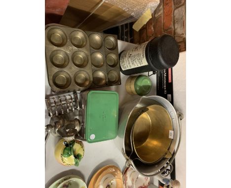 A COLLECTION OF VINTAGE KITCHEN EQIUPMENT TO INCLUDE TWO PRESERVING PANS, A HAND MINCER ETC 