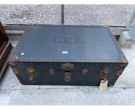 A SMITHS 'TRUNK STORES' TRAVELLING TRUNK 
