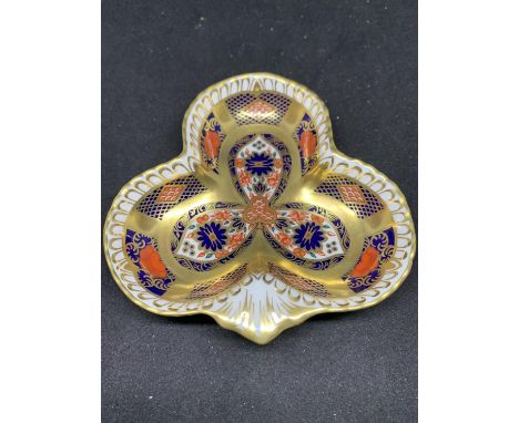 A ROYAL CROWN DERBY IMARI CLOVERLEAF SHAPED TRINKET DISH APPROXIMARELY 10.5CM X 11CM 