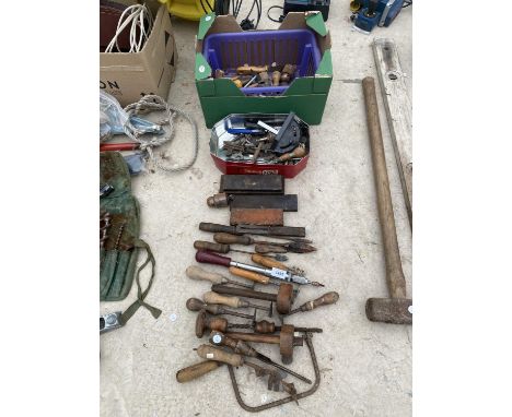 AN ASSORTMENT OF VINTAGE WOOD WORKING TOOLS TO INCLUDE SET SQUARES, GAUGES AND SPANNERS ETC 