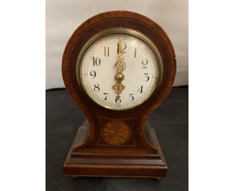 A VINTAGE MAHOGANY MANTEL CLOCK WITH INLAY DETAIL TO INCLUDE A KEY (H: 23CM) 