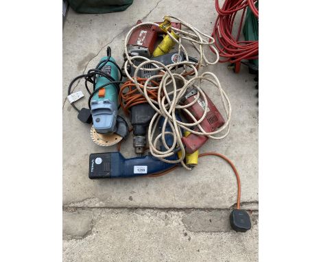 A LARGE ASSORTMENT OF POWER TOOLS TO INCLUDE DRILLS AND AN ANGLE GRINDER ETC 