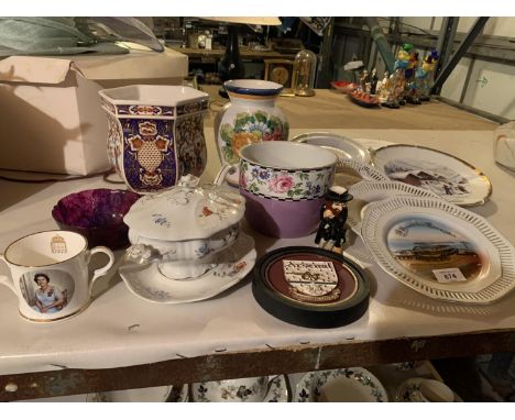 AN ASSORTMENT OF CERAMIC ITEMS 