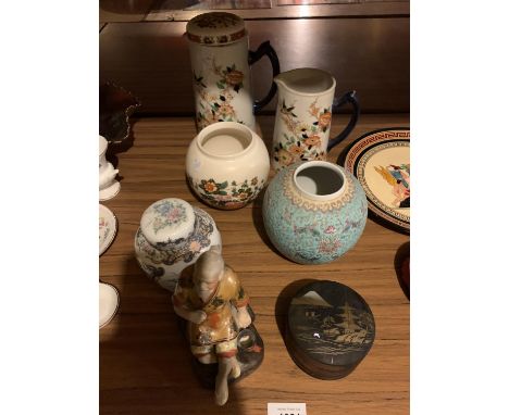 SEVEN ITEMS OF ORIENTAL STYLE CERAMIC WARE TO INCLUDE A GINGER JAR ETC 