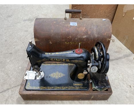 A VINTAGE CASED SINGER SEWING MACHINE 