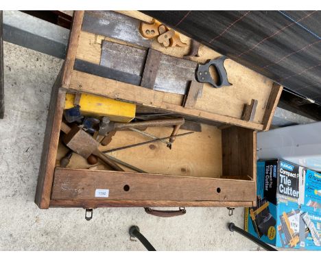 A VINTAGE WOODEN JOINERS CHEST TO INCLUDE HAND TOOLS SUCH AS SAWS, HAMMERS ETC 