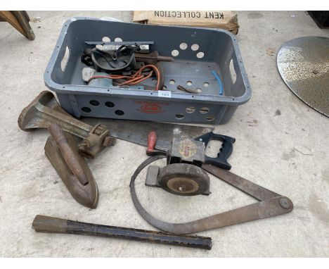 AN ASSORTMENT OF VINTAGE TOOLS TO INCLUDE A SNOOKER IRON, SANDER AND BENCH GRINDER ETC 