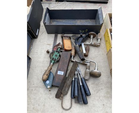 A QUANTITY OF VINTAGE HAND TOOLS TO INCLUDE DRILLS AND CHISELS ETC 