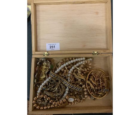 A CIGAR BOX OF MIXED COSTUME JEWELLERY 