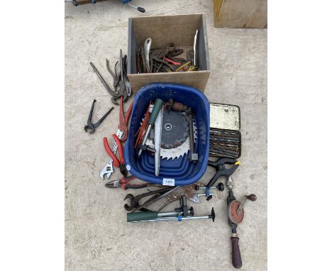 AN ASSORTMENT OF HAND TOOLS TO INCLUDE CUTTING DISCS, PLIERS AND DRILL BITS ETC 