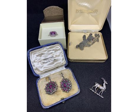 VARIOUS WHITE METAL ITEMS POSSIBLY SILVER TO INCLUDE A BEAR WITH HEARTS BROOCH, A PURPLE STONE RING, EARRINGS AND A FURTHER B