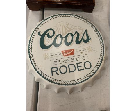 A VINTAGE GARAGE RETRO 'COORS LIGHT' HANGING WALL BEER BOTTLE CAP DISPLAY SIGN 35CMS 