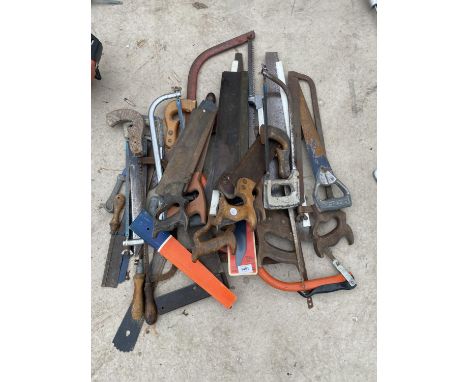AN ASSORTMENT OF VINTAGE HAND TOOLS TO INCLUDE WOOD SAWS AND HACK SAWS ETC 
