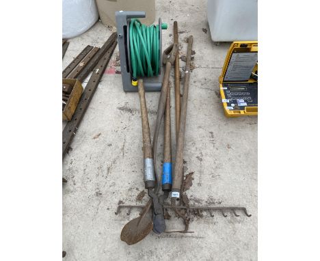 AN ASSORTMENT OF VINTAGE GARDEN TOOLS TO INCLUDE A RAKE, A HOE AND A HOSE PIPE ETC 