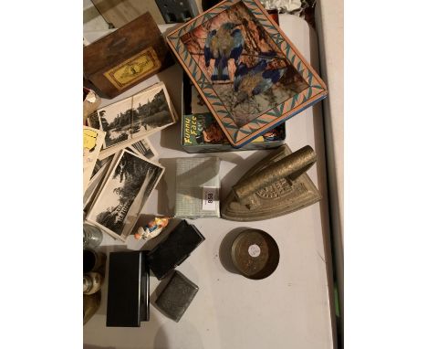 AN ECLECTIC ASSORTMENT OF VARIOUS ITEMS TO INCLUDE VINTAGE POSTCARDS, BRASSWARE, A RETRO TABLE LIGHTER ETC 