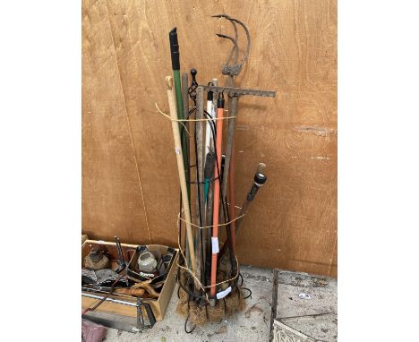 A LARGE QUANTITY OF VINTAGE GARDEN TOOLS TO INCLUDE  A PLANTER, SHEARS AND RAKES ETC 