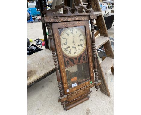A VINTAGE AND DECORATIVE WALL CLOCK WITH KEY 