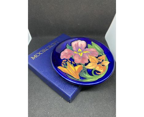 A MOORCROFT TRINKET DISH WITH A PRESENTATION BOX 