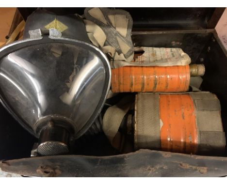 A VINTAGE GAS MASK WITH CANISTERS IN SMALL CASE 