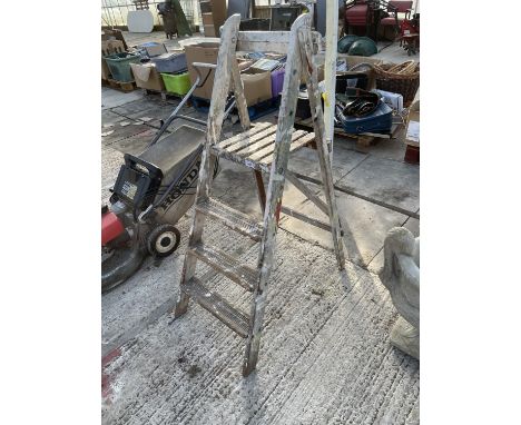 A PAIR OF VINTAGE 3 RUNG SMALL WOODEN STEP LADDERS 