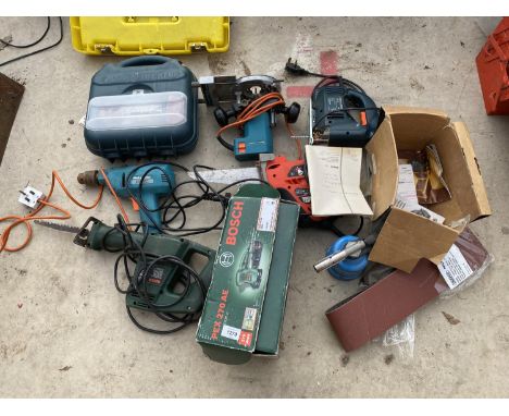 A LARGE ASSORTMENT OF POWER TOOLS TO INCLUDE A BOSCH SANDER, BLACK AND DECKER ROUTER AND A JIGSAW ETC 