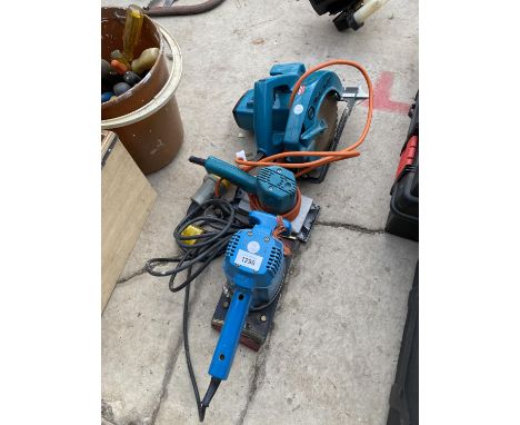 A COLLECTION OF POWER TOOLS TO INCLUDE A BLACK AND DECKER CIRCULAR SAW AND TWO SANDERS 