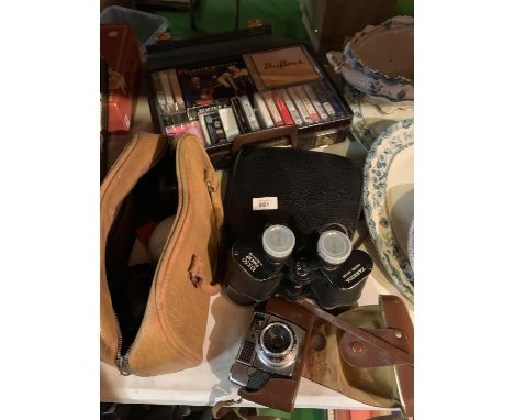VARIOUS LEISURE ITEMS TO INCLUDE A VINTAGE CAMERA IN LEATHER CASE AND BINOCULARS 