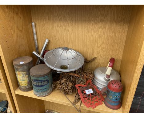 A QUANTITY OF ASSORTED VINTAGE ITEMS TO INCLUDE TWO VINTAGE TINS, A HEAT LAMP AND A TRIVET ETC 