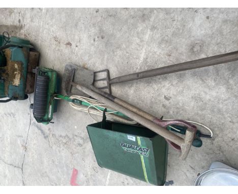 AN ASSORTMENT OF VINTAGE GARDEN TOOLS TO INCLUDE A QUALCAST CONCORDE E30 MOWER, FORKS, SPADES ETC 
